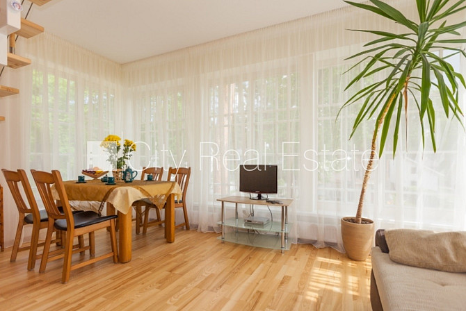 Labiekārtots apzaļumots pagalms, slēgts pagalms, teritorijas iebrauktuves vārti aprīkoti ar Jūrmala - foto 1