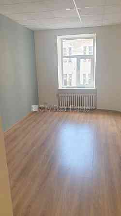 Фасадный дом, реновированный дом, объект охраняет физическая охрана, вход с Rīga