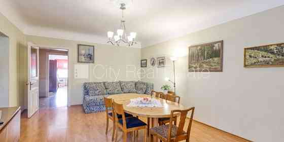 Фасадный дом, закрытый двор, место для машины, вход со двора, лестничная клетка Рига