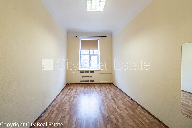 Фасадный дом, вход с улицы, лифт, лестничная клетка после капитального ремонта, Рига - изображение 5