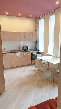 Fasādes māja, renovēta māja, ieeja no ielas, ir lifts, kāpņu telpa pēc kosmētiskā remonta, Rīga - foto 6