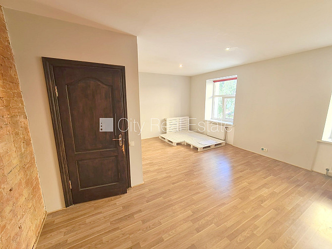 Pagalma ēka, renovēta māja, slēgts pagalms, ieeja no ielas, kāpņu telpa pēc kosmētiskā Rīga - foto 8