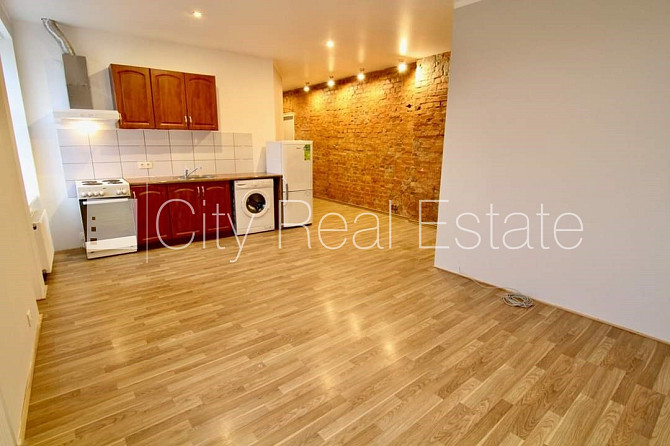 Pagalma ēka, renovēta māja, slēgts pagalms, ieeja no ielas, kāpņu telpa pēc kosmētiskā Rīga - foto 1