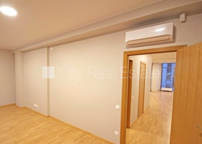 Новостройка, фасадный дом, вход со двора, лифт, окна выходят в обе стороны дома, Рига - изображение 10