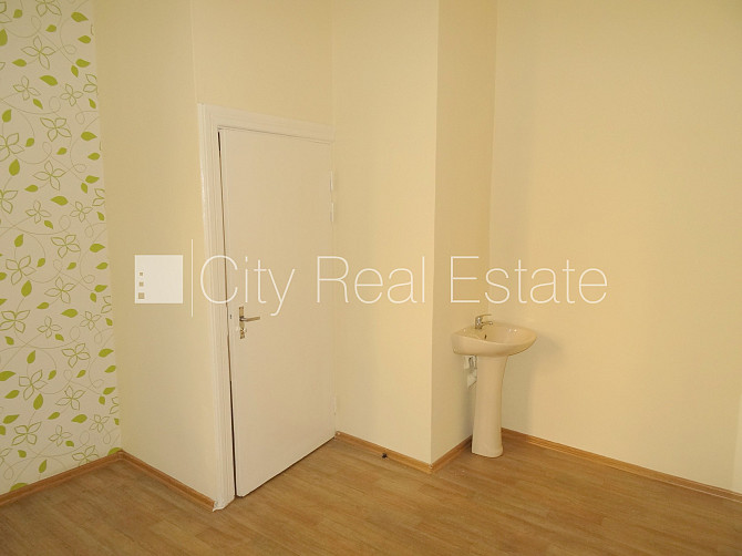 Фасадный дом, реновированный дом, вход с улицы, лифт, лестничная клетка после Рига - изображение 2