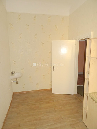 Фасадный дом, реновированный дом, вход с улицы, лифт, лестничная клетка после Рига - изображение 8