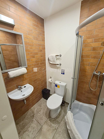 Renovēta māja, labiekārtota apzaļumota teritorija, apsargāta autostāvvieta, studio tipa, Rīga - foto 15