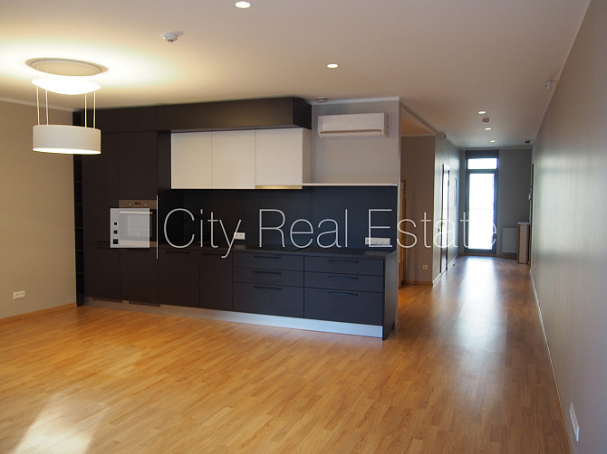 Новостройка, фасадный дом, благоустроенная озеленённая территория, подъездная Рига - изображение 11