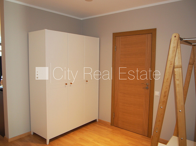 Новостройка, фасадный дом, благоустроенная озеленённая территория, подъездная Рига - изображение 9