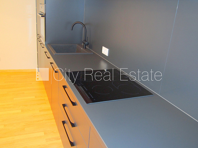 Новостройка, фасадный дом, благоустроенная озеленённая территория, подъездная Рига - изображение 13