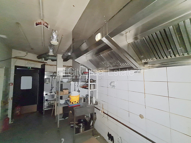 Фасадный дом, вход с улицы, терасса, окна выходят на улицу, в доме подключено 3 Рига - изображение 11