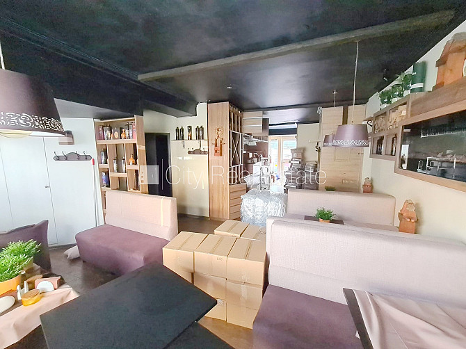 Фасадный дом, вход с улицы, терасса, окна выходят на улицу, в доме подключено 3 Рига - изображение 2