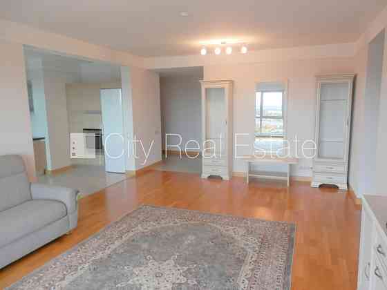 Проект - Panorama Plaza (Панорама Плаза), новостройка, въездные ворота оснащены Рига