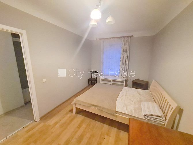 Фасадный дом, вход с улицы, окна выходят во двор, изолированная комната 20 м2, кухня, Рига - изображение 3