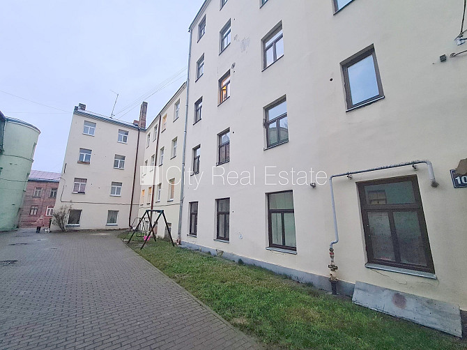 Фасадный дом, вход с улицы, окна выходят во двор, изолированная комната 20 м2, кухня, Рига - изображение 14