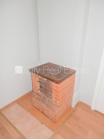 Фасадный дом, вход с улицы, окна выходят во двор, изолированная комната 20 м2, кухня, Рига - изображение 5