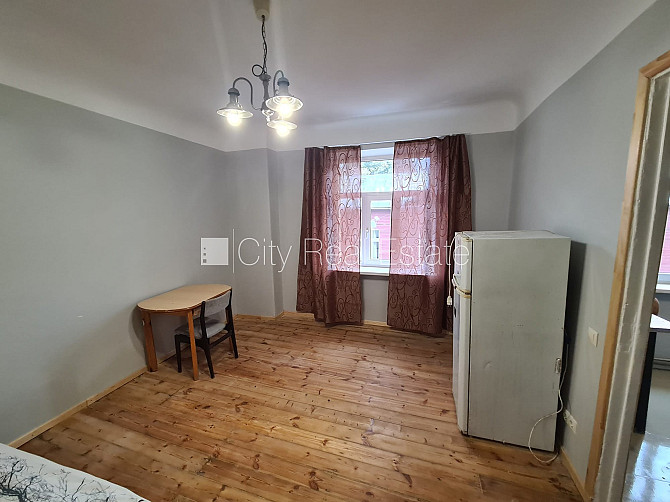 Фасадный дом, вход с улицы, окна выходят на улицу, изолированная комната, кухня, Рига - изображение 5