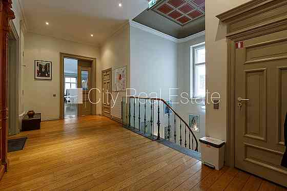 Фасадный дом, реновированный дом, вход с улицы, лестничная клетка после Рига