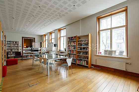 Фасадный дом, реновированный дом, вход с улицы, лестничная клетка после Рига