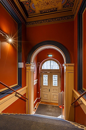 Фасадный дом, реновированный дом, вход с улицы, лестничная клетка после Рига - изображение 20