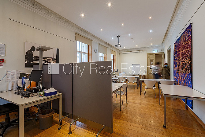 Фасадный дом, реновированный дом, вход с улицы, лестничная клетка после Рига - изображение 13