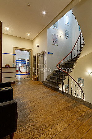 Фасадный дом, реновированный дом, вход с улицы, лестничная клетка после Рига - изображение 7