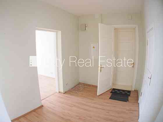 Проект - Skolas 9 (Сколас 9), фасадный дом, реновированный дом, вход с улицы, лестничная Рига