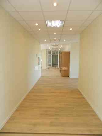 Фасадный дом, благоустроенная озеленённая территория, места для нескольких Рига