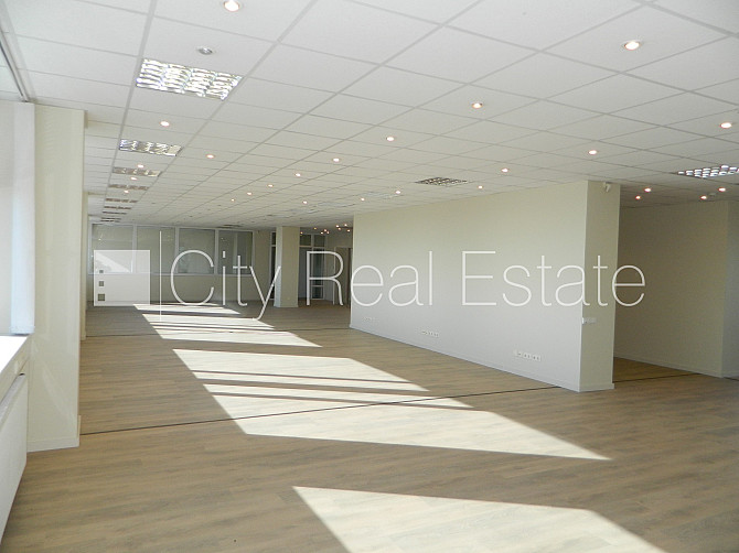 Фасадный дом, благоустроенная озеленённая территория, места для нескольких Рига - изображение 1