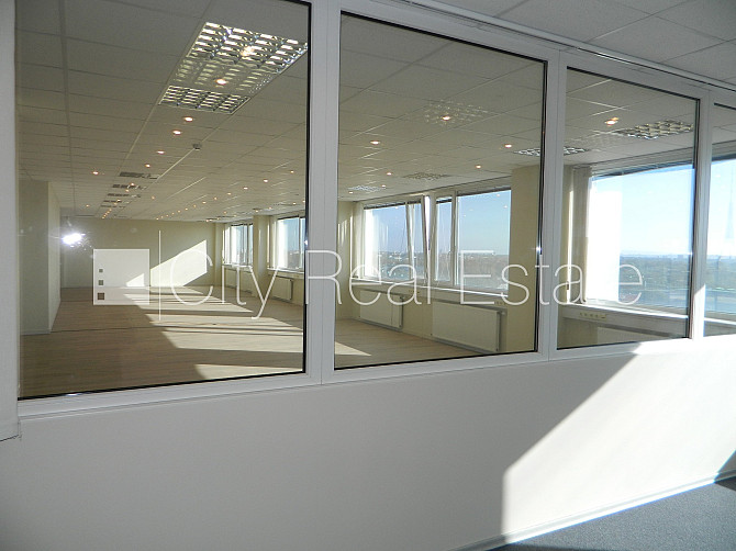 Фасадный дом, благоустроенная озеленённая территория, места для нескольких Рига - изображение 10