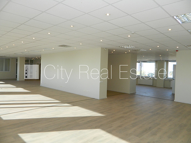 Фасадный дом, благоустроенная озеленённая территория, места для нескольких Рига - изображение 4