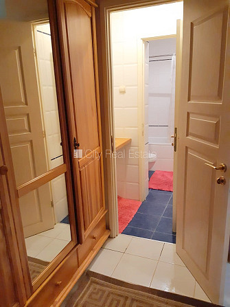 Fasādes māja, labiekārtota apzaļumota teritorija, vieta automašīnai, kāpņu telpa pēc Jūrmala - foto 8