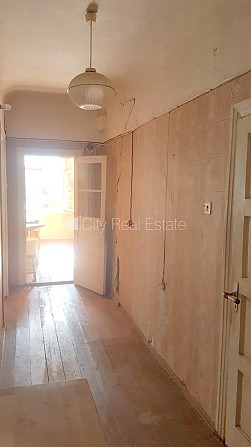 Zeme īpašumā, fasādes māja, slēgts pagalms, iežogota teritorija ar koka sētu, ieeja no Rīga - foto 18