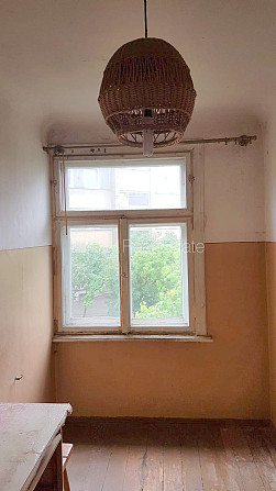 Zeme īpašumā, fasādes māja, slēgts pagalms, iežogota teritorija ar koka sētu, ieeja no Rīga - foto 7