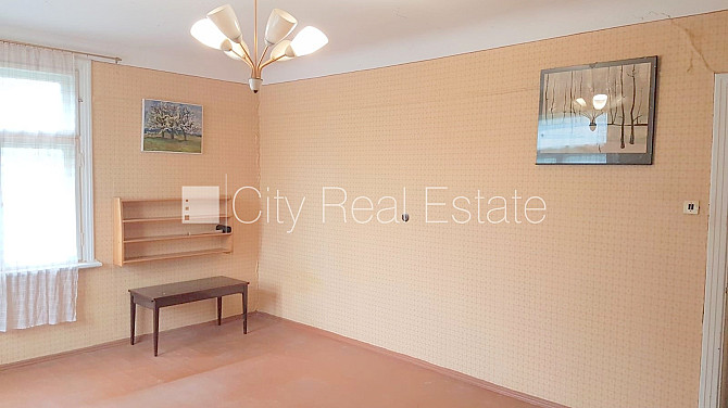 Zeme īpašumā, fasādes māja, slēgts pagalms, iežogota teritorija ar koka sētu, ieeja no Rīga - foto 2