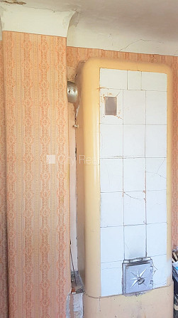 Zeme īpašumā, fasādes māja, slēgts pagalms, iežogota teritorija ar koka sētu, ieeja no Rīga - foto 14