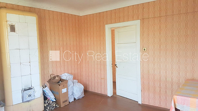 Zeme īpašumā, fasādes māja, slēgts pagalms, iežogota teritorija ar koka sētu, ieeja no Rīga - foto 8