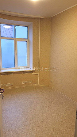 Fasādes māja, renovēta māja, ieeja no ielas, ir lifts, kāpņu telpa pēc kosmētiskā remonta, Rīga - foto 3