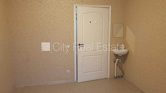 Fasādes māja, renovēta māja, ieeja no ielas, ir lifts, kāpņu telpa pēc kosmētiskā remonta, Rīga - foto 1