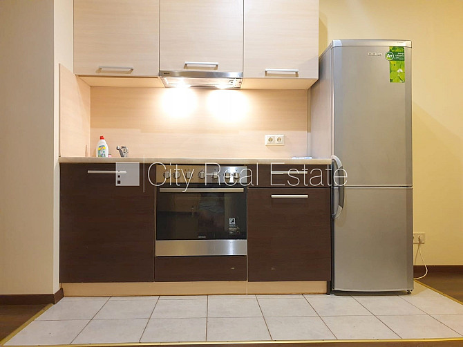 Fasādes māja, renovēta māja, ieeja no ielas, ir lifts, kāpņu telpa pēc kapitālā remonta, Rīga - foto 4