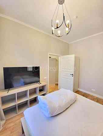 Фасадный дом, реновированный дом, закрытый двор, вход с улицы, лестничная клетка Rīga