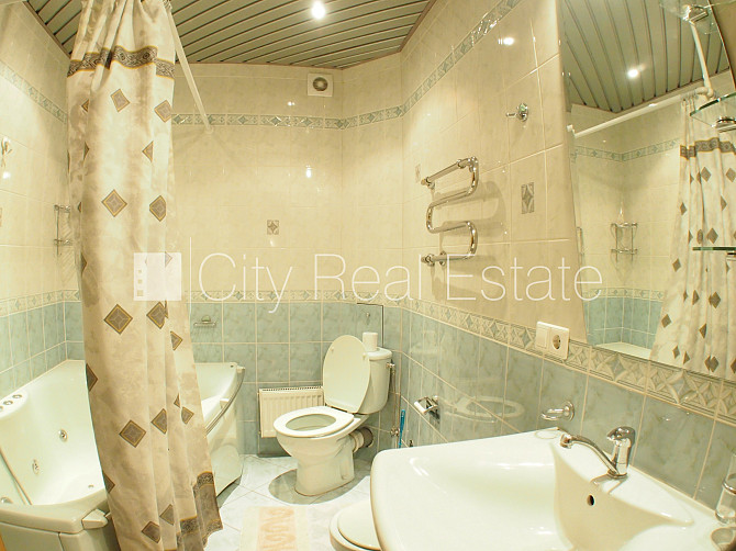 Фасадный дом, благоустроенная озеленённая территория, место для машины, вход со Рига - изображение 12