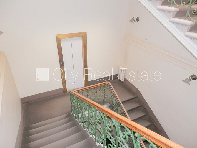Fasādes māja, renovēta māja, ieeja no ielas, ir lifts, kāpņu telpa pēc kosmētiskā remonta, Rīga - foto 17
