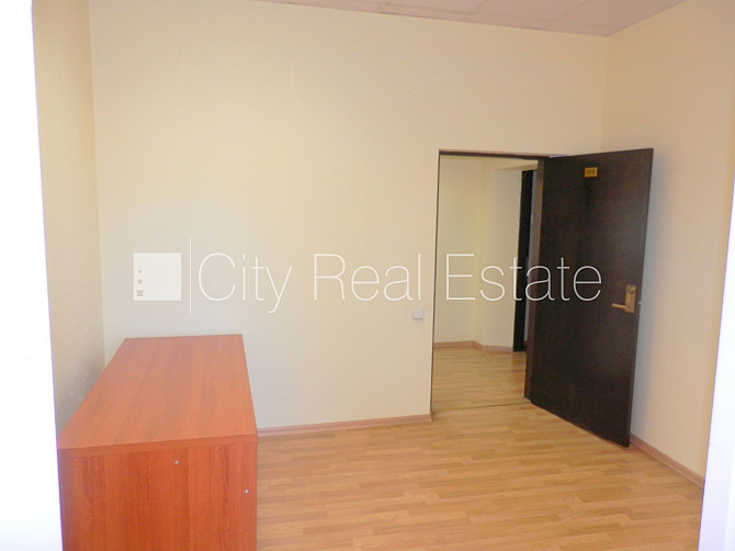 Fasādes māja, renovēta māja, ieeja no ielas, ir lifts, kāpņu telpa pēc kosmētiskā remonta, Rīga - foto 8