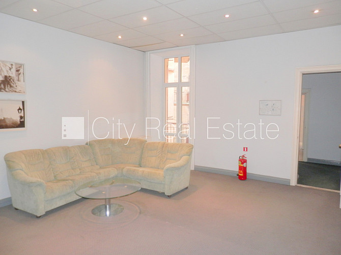 Fasādes māja, renovēta māja, ieeja no ielas, ir lifts, kāpņu telpa pēc kosmētiskā remonta, Rīga - foto 16