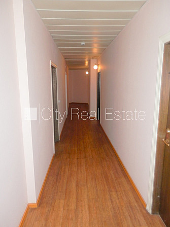 Fasādes māja, renovēta māja, ieeja no ielas, ir lifts, kāpņu telpa pēc kosmētiskā remonta, Rīga - foto 13