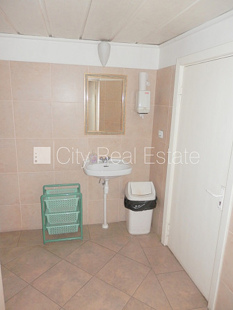 Fasādes māja, renovēta māja, ieeja no ielas, ir lifts, kāpņu telpa pēc kosmētiskā remonta, Rīga - foto 14