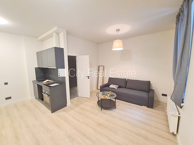 Фасадный дом, реновированный дом, закрытый двор, вход с улицы и со двора, Рига - изображение 1