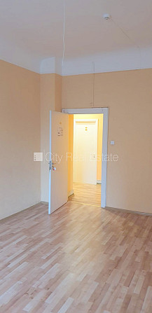 Fasādes māja, renovēta māja, ieeja no ielas, ir lifts, kāpņu telpa pēc kapitālā remonta, Rīga - foto 7