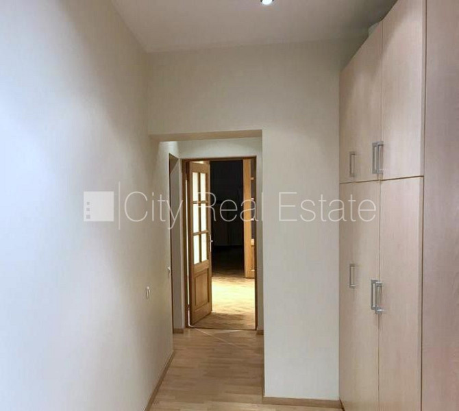 Pagalma māja, renovēta māja, labiekārtots apzaļumots pagalms, teritorijas iebrauktuves vārti Rīga - foto 10